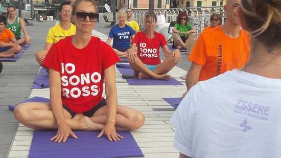 Alassio-united-colors-of-yoga-free-gratuito-per-tutti-festa-colori-lucia-ragazzi-essere-benessere