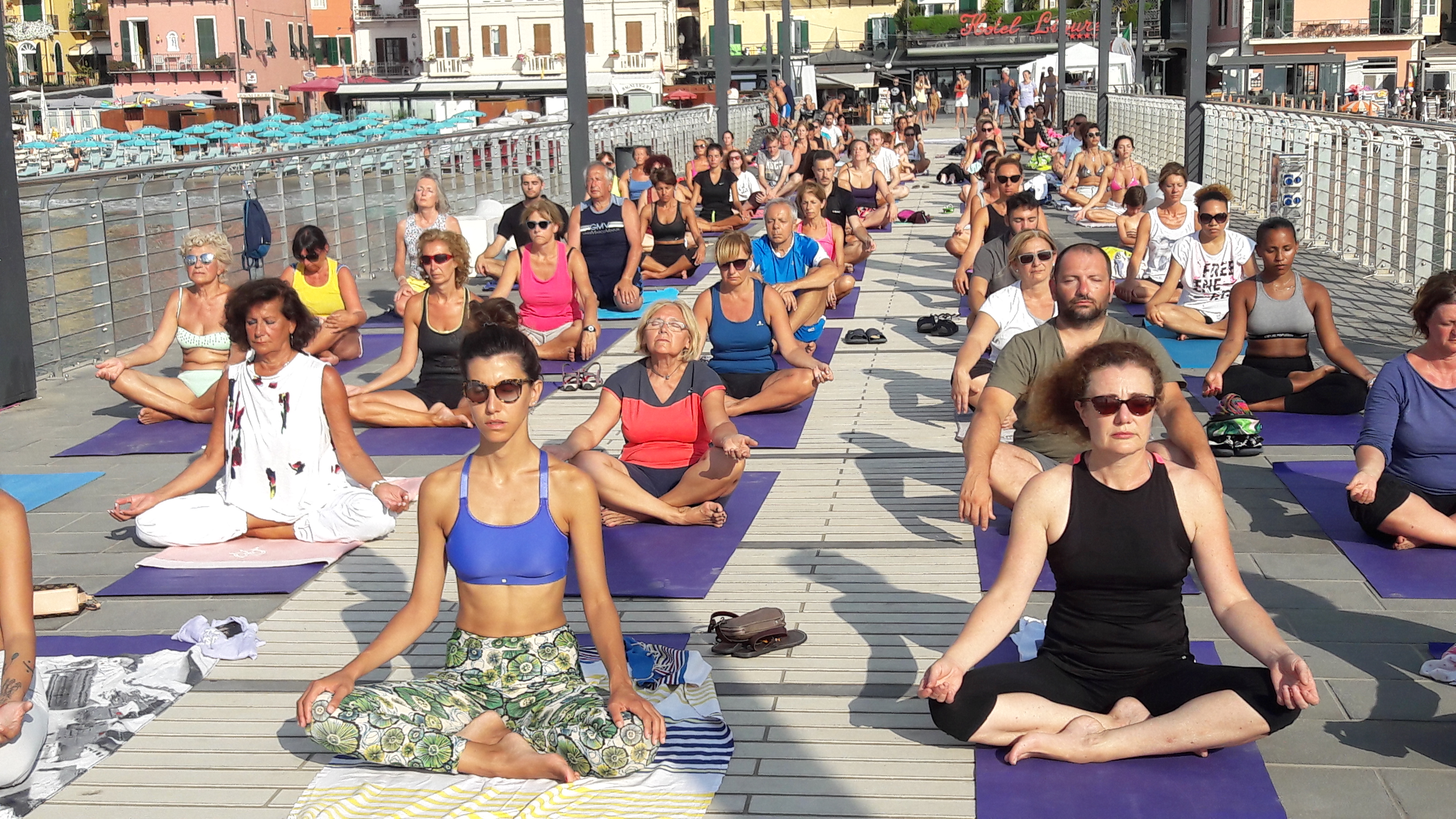 essere-free-yoga-gratuito-benessere-per-tutti-village-citta-alassio-estate-lucia-ragazzi-summer-town-wellness