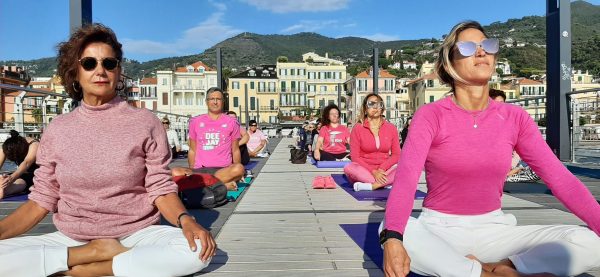 yoga-rosa-alassio-molo-gratuito-free-essere-benessere-lucia-ragazzi-esperienz-wellness-wellbeing-città-donne-prevenzione-airc-tumori-social-