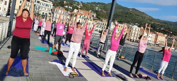 yoga-rosa-alassio-molo-gratuito-free-essere-benessere-lucia-ragazzi-esperienz-wellness-wellbeing-città-donne-prevenzione-airc-tumori-social-