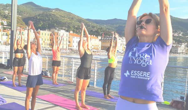 yoga-viola-molo-alassio-visit-essere-free-gratuito-benessere-lucia-ragazzi-village-esperienze-experience-wellness-wellbeing-vacanza-liguria