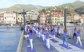 yoga-viola-molo-alassio-visit-essere-free-gratuito-sport-benessere-lucia-ragazzi-village-esperienze-experience-wellbeing-wellness-turismo-emozion-
